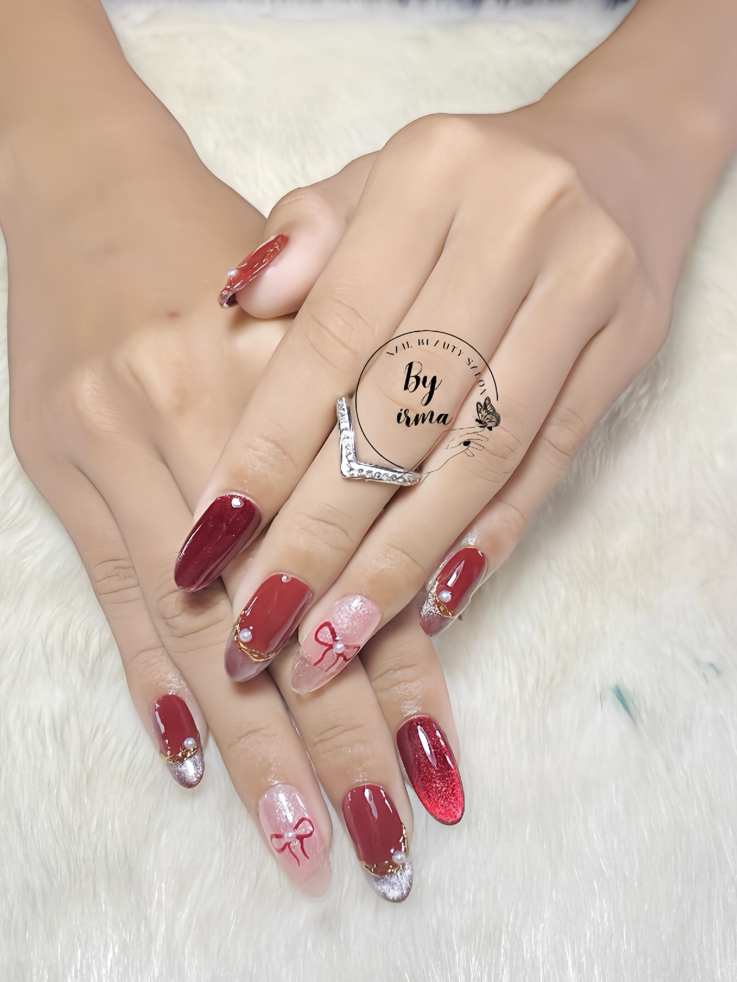 Marble effect nails with swirls of pink, white, and gold